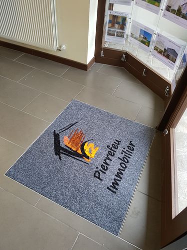 Tapis d'entrée d'immeuble ou paillasson sur-mesure : solutions et prix